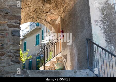 Faszinierende Einblicke in die Gassen von Corniglia. Enge Steinstraßen und charmante Atmosphäre der Cinque Terre i Ligura, Italien. Berühmte Reisedesti Stockfoto