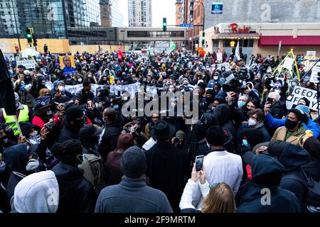 Minneapolis, USA. April 2021. Rev. Jesse Jackson spricht am 19. April 2021 mit einer Gruppe von Demonstranten in Minneapolis, Minnesota. Demonstranten führten einen marsch um die Innenstadt von Minneapolis zur Unterstützung der Verurteilung von Derek Chauvin für den Mord an George Floyd. Die Argumente endeten heute und ein Urteil der Jury wird in Kürze erwartet. (Foto von Brian Feinzimer/Sipa USA) Quelle: SIPA USA/Alamy Live News Stockfoto