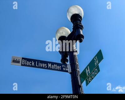 Das neue Straßenschild an der Black Lives Matter Plaza am Lafayette Park und dem Weißen Haus. Stockfoto