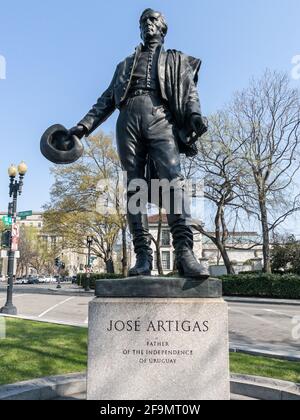 Washington DC - 4. Apr 2021: Bronzestatue des Generals Jose Gervasio Artigas, Befreier von Uruguay auf der Constitution Avenue. Dieses Denkmal ist unter den s Stockfoto