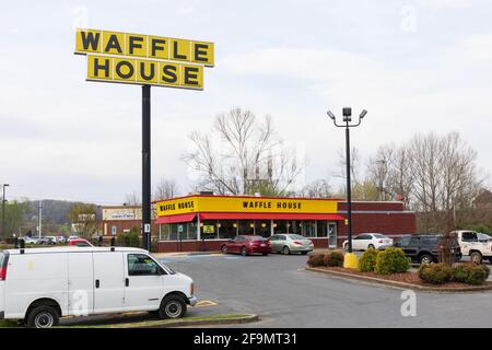 JOHNSON CITY, TN, USA--8 APRIL 2021: Ein Waffle House in der Nähe von Johnson City. Stockfoto