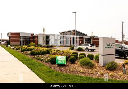 KINGSPORT, TN, USA--8 APRIL 2021: Eine Zweigstelle der Bank of Tennessee, mit Straßenschild, Gebäude und Parkplatz. Stockfoto