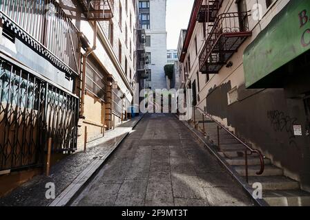 Leere Chinatown Back Alley in San Francisco mit einem Drachenbild Stockfoto