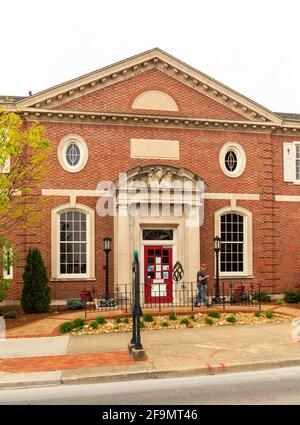 KINGSPORT, TN, USA--8 APRIL 2021: Vor dem Eingang zur öffentlichen Bibliothek, ein Mann verlässt die Bibliothek. Stockfoto