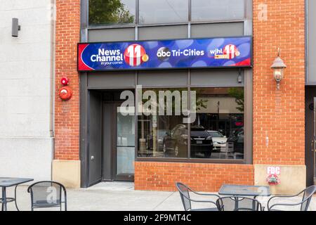 KINGSPORT, TN, USA--8 APRIL 2021: Haupteingang und Schild für Büros von WJHL, Kanal 11 TV, einem ABC-Partner. Stockfoto