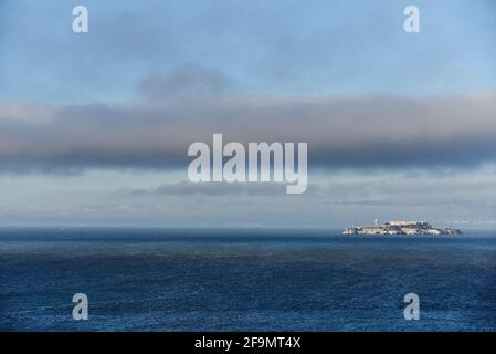 Blick über Alcatraz Insel von Golden Gate Bridge mit dramatischen Wolken Stockfoto