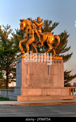 Washington, DC - 4. Apr 2021: Arts of war, Bronze, feuervergoldete Statuen auf dem Lincoln Memorial Circle im West Potomac Park bei Sonnenuntergang in Washington, Stockfoto