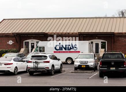 KINGSPORT, TN, USA--8. APRIL 2021: Ein Cintas-Truck, 'die Uniform People', der eine Lieferung vornimmt. Stockfoto