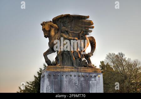 Arts of Peace, bronzene, feuervergoldete Statuen auf dem Lincoln Memorial Circle im West Potomac Park bei Sonnenuntergang in Washington, DC Stockfoto