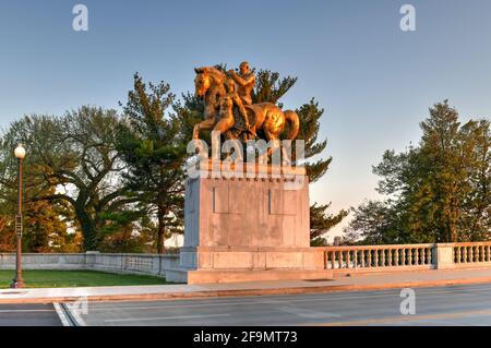 Washington, DC - 4. Apr 2021: Arts of war, Bronze, feuervergoldete Statuen auf dem Lincoln Memorial Circle im West Potomac Park bei Sonnenuntergang in Washington, Stockfoto