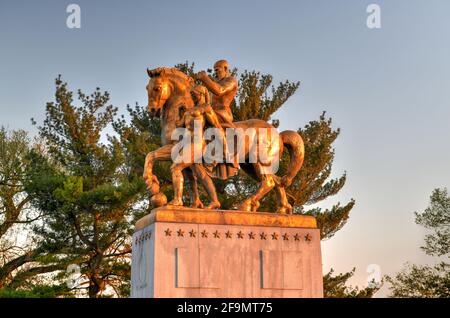 Washington, DC - 4. Apr 2021: Arts of war, Bronze, feuervergoldete Statuen auf dem Lincoln Memorial Circle im West Potomac Park bei Sonnenuntergang in Washington, Stockfoto