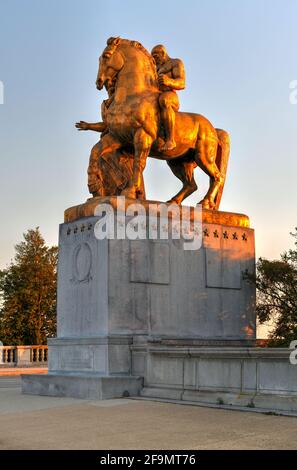 Washington, DC - 4. Apr 2021: Arts of war, Bronze, feuervergoldete Statuen auf dem Lincoln Memorial Circle im West Potomac Park bei Sonnenuntergang in Washington, Stockfoto