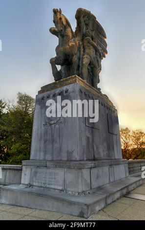 Arts of Peace, bronzene, feuervergoldete Statuen auf dem Lincoln Memorial Circle im West Potomac Park bei Sonnenuntergang in Washington, DC Stockfoto