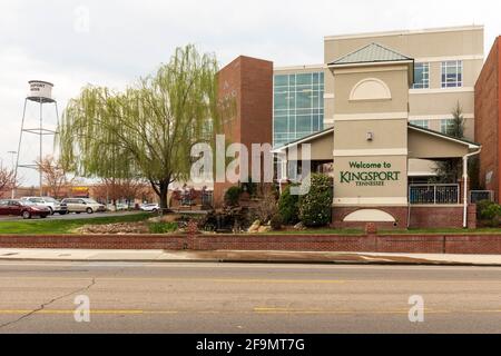 KINGSPORT, TN, USA--8 APRIL 2021: Außenansicht der Stadtbüros, ein kleiner Park und ein Willkommensschild. Stockfoto