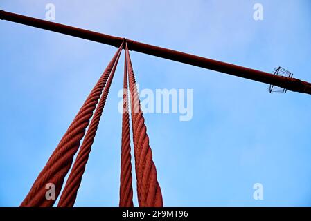 Stahlseil Detail der Golden Gate Bridge mit blauem Himmel Stockfoto