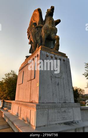 Arts of Peace, bronzene, feuervergoldete Statuen auf dem Lincoln Memorial Circle im West Potomac Park bei Sonnenuntergang in Washington, DC Stockfoto