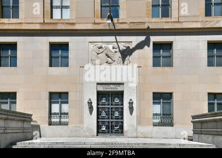 Washington, DC - 3. Apr 2021: Art déco-Fassade des Federal Trade Commission Building in Washington, DC. Stockfoto