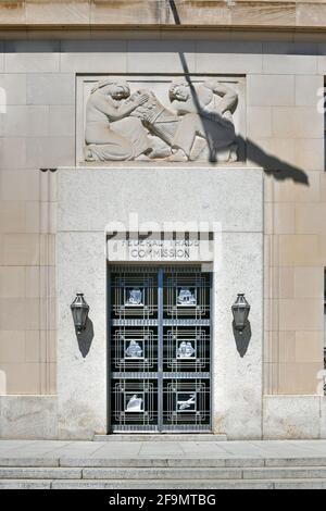 Washington, DC - 3. Apr 2021: Art déco-Fassade des Federal Trade Commission Building in Washington, DC. Stockfoto