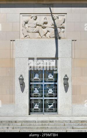 Washington, DC - 3. Apr 2021: Art déco-Fassade des Federal Trade Commission Building in Washington, DC. Stockfoto