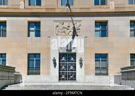 Washington, DC - 3. Apr 2021: Art déco-Fassade des Federal Trade Commission Building in Washington, DC. Stockfoto