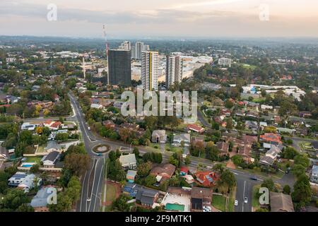 Luftaufnahme der Hochhausentwicklung im äußeren Vorort Castle Hill in Sydney, NSW, Australien. Stockfoto