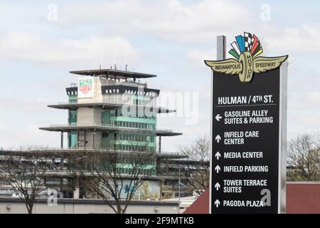 Indianapolis - ca. April 2021: Pagode und Infield auf dem Indianapolis Motor Speedway. Die Pagode ist eine der bekanntesten Strukturen am IMS A Stockfoto