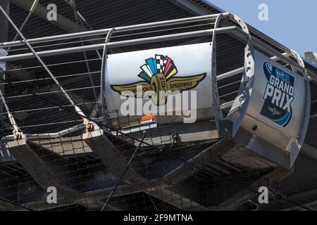 Indianapolis - ca. April 2021: Indianapolis Motor Speedway Flagge steht an der Start-Ziel-Linie. IMS bereitet sich auf die Indy 500 und Brickyard 400 vor Stockfoto