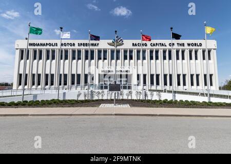 Indianapolis - ca. April 2021: Indianapolis Motor Speedway Hall of Fame Gebäude und Museum. IMS bereitet sich auf die Indy 500 und Brickyard 400 in vor Stockfoto