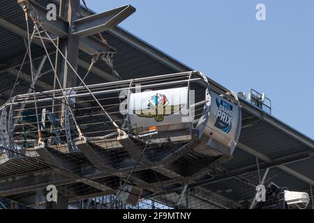 Indianapolis - ca. April 2021: Indianapolis Motor Speedway Flagge steht an der Start-Ziel-Linie. IMS bereitet sich auf die Indy 500 und Brickyard 400 vor Stockfoto