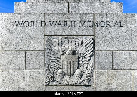 Washington, DC - 3. April 2021: Insignien des World war II Memorial in Washington, D.C., USA. Stockfoto