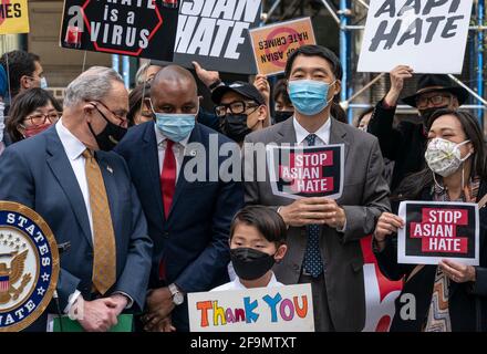 New York, Usa. April 2021. Kundgebung in Koreatown in New York am 19. April 2021, um das Gesetz des Senats zu verabschieden, das die Bemühungen des US-Justizministeriums zur Bekämpfung des Anstiegs von Hassverbrechen unterstützt. Der Mehrheitsführer des Senats, Charles Schumer, der Präsident von Queens Borough, Donovan Richards, und Botschafter Cho Hyun nehmen an der Kundgebung Teil. (Foto von Lev Radin/Sipa USA) Quelle: SIPA USA/Alamy Live News Stockfoto