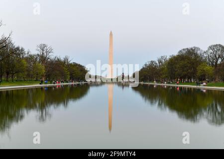 Das Washington Monument spiegelt sich im Lincoln Memorial wider und spiegelt den Pool bei Sonnenuntergang in Washington, DC. Stockfoto