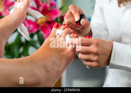 Frau empfangende Pediküre in einem Day Spa, Füße Nägel bekommen Polnisch Stockfoto