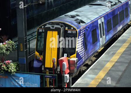 Edinburgh, Schottland, Großbritannien. Ein ScotRail-Zug am Terminal Point am Bahnhof Waverly in Edinburgh. Stockfoto
