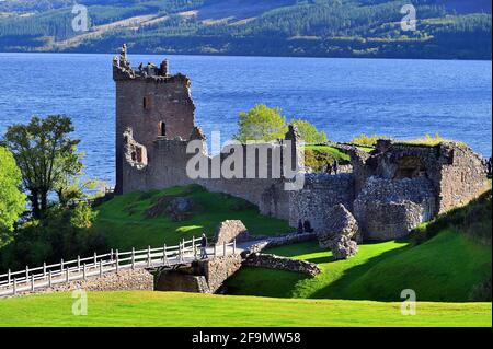 Drumnadrochit, Highland, Schottland, Vereinigtes Königreich. Urquhart Castle am Ufer des Loch Ness südlich von Inverness im Dorf Drumnadrochit, Stockfoto