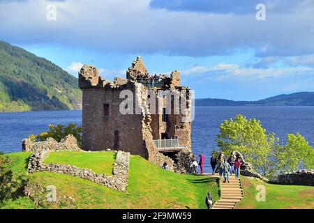 Drumnadrochit, Highland, Schottland, Vereinigtes Königreich. Urquhart Castle am Ufer des Loch Ness südlich von Inverness im Dorf Drumnadrochit, Stockfoto