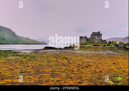 Dornie, in der Nähe von Kyle of Lochalsh, Northwest Highlands, Schottland, Großbritannien. Eilean Donan Castle, die berühmteste aller Hochlandschlösser. Stockfoto