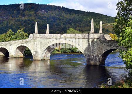 Aberfeldy, Perthshire, Schottland, Vereinigtes Königreich. Berühmte Wade's Bridge über den Fluss Tay, erbaut 1733. Stockfoto