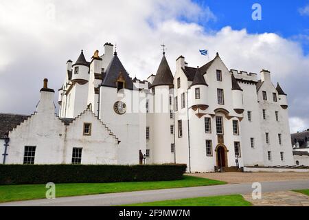 Blair Atholl, Schottland, Vereinigtes Königreich. Die Gründung von Blair Castle geht auf das 13th. Jahrhundert zurück und ist heute eine der majestätischsten Burgen Schottlands. Stockfoto