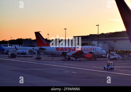 Edinburgh, Schottland, Großbritannien. Kommerzielle Düsenflugzeuge auf dem Asphalt des Edinburgh International Airport im Morgengrauen. Stockfoto