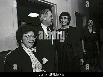 **DATEI FOTO** Walter Mondale ist verstorben. Washington DC, USA, 15. Februar 1984Washington DC, USA, 15. Februar 1984 der ehemalige US-Vizepräsident Walter Mondale, der Kandidat des demokratischen Präsidenten, nimmt an einer Spendenaktion im Hauptquartier von NOW Teil. Er wird von DER HEUTIGEN Präsidentin Judy Goldsmith und der Kongressabgeordneten Barbara Mikulski Democrat aus Maryland begleitet.Quelle: Mark Reinstein/MediaPunch Stockfoto