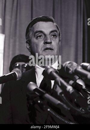 **DATEI FOTO** Walter Mondale ist verstorben. Washington DC, USA, 15. Februar 1984Washington DC, USA, 15. Februar 1984 der ehemalige US-Vizepräsident Walter Mondale, der Kandidat des demokratischen Präsidenten, nimmt an einer Spendenaktion im Hauptquartier von NOW Teil. Er wird von DER HEUTIGEN Präsidentin Judy Goldsmith und der Kongressabgeordneten Barbara Mikulski Democrat aus Maryland begleitet.Quelle: Mark Reinstein/MediaPunch Stockfoto
