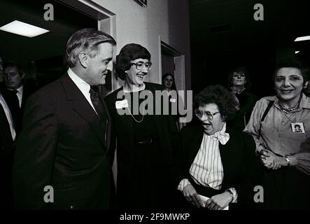 **DATEI FOTO** Walter Mondale ist verstorben. Washington DC, USA, 15. Februar 1984Washington DC, USA, 15. Februar 1984 der ehemalige US-Vizepräsident Walter Mondale, der Kandidat des demokratischen Präsidenten, nimmt an einer Spendenaktion im Hauptquartier von NOW Teil. Er wird von DER HEUTIGEN Präsidentin Judy Goldsmith und der Kongressabgeordneten Barbara Mikulski Democrat aus Maryland begleitet.Quelle: Mark Reinstein/MediaPunch Stockfoto