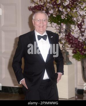 **DATEI FOTO** Walter Mondale ist verstorben. Walter Mondale, ehemaliger Vizepräsident der Vereinigten Staaten und ehemaliger US-Botschafter in Japan, kommt am 28. April 2015 zum Staatsessen zu Ehren des japanischen Premierministers Shinzo Abe und Akie Abe im Buchhändlerbereich des Weißen Hauses in Washington, DC, an. Quelle: Olivier Douliery/Pool via CNP /MediaPunch Stockfoto