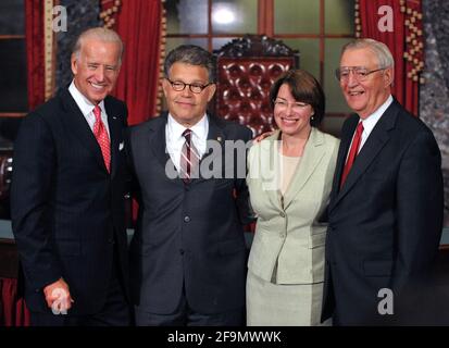 **DATEI FOTO** Walter Mondale ist verstorben. Washington, DC - 7. Juli 2009 -- US-Senator Al Franken (Demokrat von Minnesota) posiert für ein Gruppenfoto, nachdem er am Dienstag, dem 7. Juli 2009, an einer Scheinvereidigung in der Alten Senatskammer im US-Kapitol in Washington, DC teilgenommen hatte. Von links nach rechts: Vizepräsident Joseph Biden; Senator Franken; US-Senatorin Amy Klobuchar (Demokratin von Minnesota); und ehemaliger Vizepräsident Walter Mondale.Quelle: Ron Sachs/CNP /MediaPunch Stockfoto