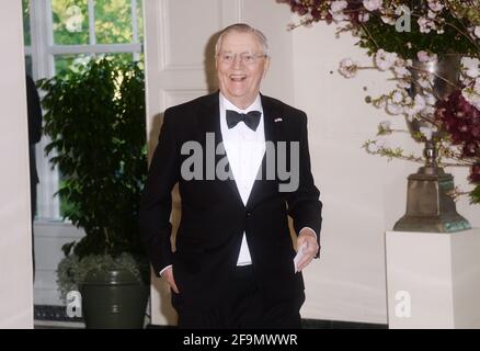 **DATEI FOTO** Walter Mondale ist verstorben. Walter Mondale, ehemaliger Vizepräsident der Vereinigten Staaten und ehemaliger US-Botschafter in Japan, kommt am 28. April 2015 zum Staatsessen zu Ehren des japanischen Premierministers Shinzo Abe und Akie Abe im Buchhändlerbereich des Weißen Hauses in Washington, DC, an. Quelle: Olivier Douliery/Pool via CNP /MediaPunch Stockfoto