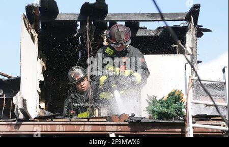 St. Louis, Usa. April 2021. Die Feuerwehrleute von St. Louis löschen am Montag, den 19. April 2021, während eines Zweialarm-Feuers in St. Louis heiße Stellen im zweiten Stock eines Doppelhauses. Fast 50 Feuerwehrleute kämpften gegen das Feuer, das sich von einem Gebäude zum nächsten ausbreitete. Es wurde eine Verletzung gemeldet. Foto von Bill Greenblatt/UPI Credit: UPI/Alamy Live News Stockfoto