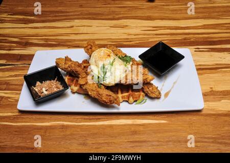 Köstliches amerikanisches Gericht, bekannt als Huhn und Waffeln Stockfoto