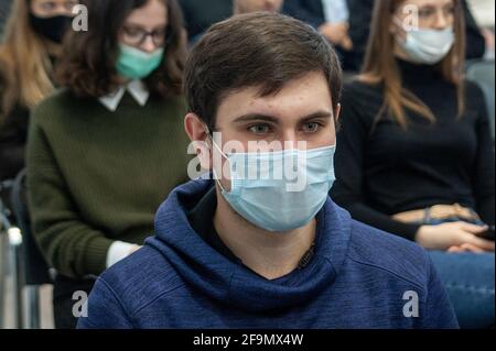 Studenten mit Gesichtsmasken besuchen einen Vortrag zum Thema Digitalisierung. Im Boiling Point Training Center in Tambow wurde ein Vortrag gehalten, der Studenten zum Thema Digitalisierung unterrichtete. Stockfoto