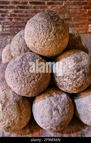 Kanonenkugeln im Schloss Estense in Ferrara Italien Stockfoto